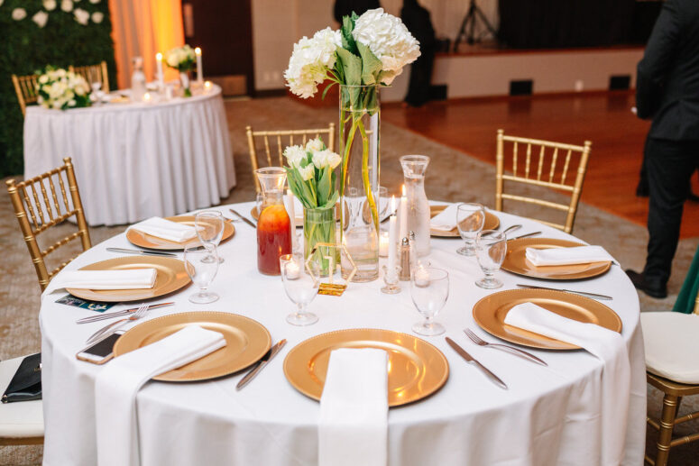 @encorstudio_madelle & ryan_table set up 1_gold charger plates
